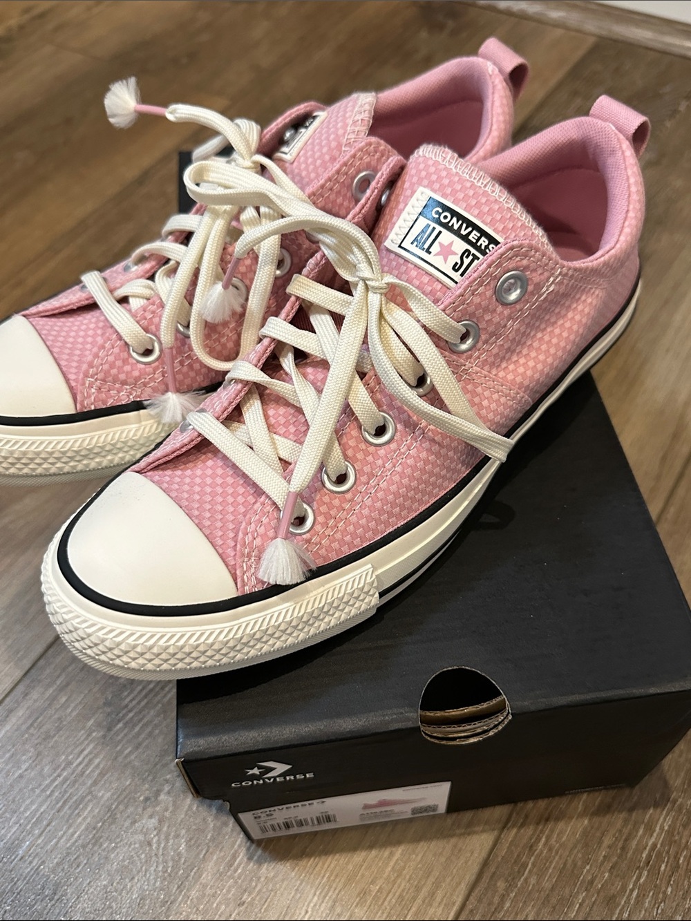 NIB Converse Lowtops, Pink, Size 8.5!
